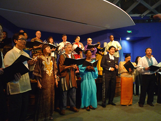 The United Nations Singers from New York perform in the UN Pavilion at the Shanghai World Expo on May 2, 2010. [China.org.cn] 2010年5月2日，来自纽约的联合国合唱团在上海世博园联合国馆内演出。 [中国网]