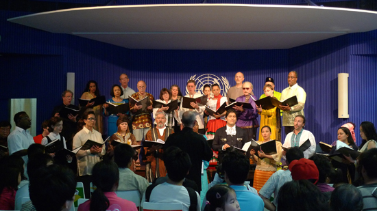 Visitors enjoy the performance of the United Nations Singers on May 2, 2010. [China.org.cn] 2010年5月2日，游客们尽享联合国合唱团的演出。[中国网]