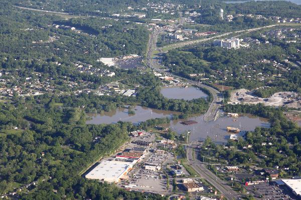 An aerial photograph shows a road submersed by flood in the suburb of Nashville, Tennessee, the United States, May 3, 2010. U.S. authorities confirmed at least 22 people have been killed in floods during the weekend that have been ravaging southern America. [Wang Fengfeng/Xinhua]