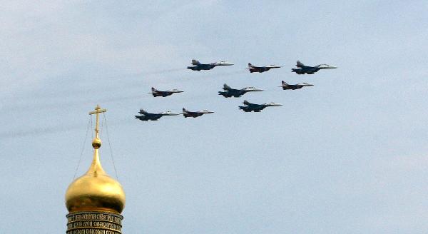 Su-27 fighter jets fly over Red Square in Moscow, capital of Russia, May 4, 2010, in a rehearsal for the 65th Victory Day parade to be held on May 9. [Xinhua]