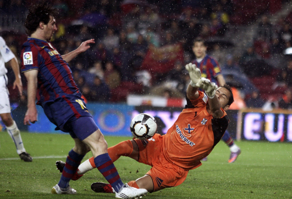 FC Barcelona overcame some nervous moments against relegation threatened Tenerife to win 4-1 and once again open up a four point lead over title challengers Real Madrid. (Xinhua/Reuters Photo)