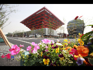 Visitors tour China Pavilion in the World Expo in Shanghai, east China, on May 3, 2010. [Photo by Yang Jia]