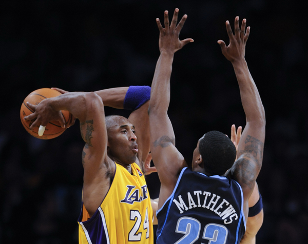 Los Angeles Lakers' Kobe Bryant (L) passes the ball during the second game of the NBA Western Conference semi-final playoff series against Utah Jazz in Los Angeles, on May 4, 2010. Los Angeles Lakers won the match 111-103. (Xinhua/Qi Heng)