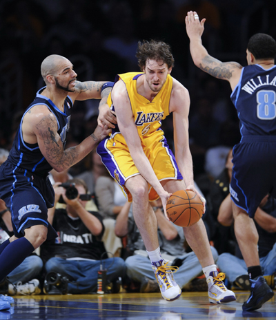LA Lakers' Paul Gasol (C) controls the ball during the second game of the NBA Western Conference semi-final playoff series against Utah Jazz in Los Angeles, on May 4, 2010. (Xinhua/Qi Heng)