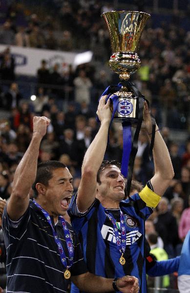 Inter Milan captain Javier Zanetti Inter Milan captain Javier Zanetti of Argentina lifts the Italian Cup trophy at the end of the final soccer match between AS Roma and Inter Milan at Rome's Olympic stadium, Wednesday, May 5, 2010. (Xinhua/Reuters Photo)