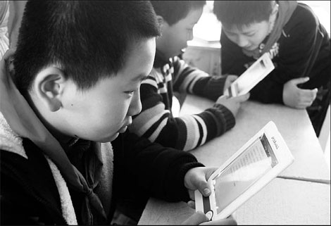 Primary school students in Yangzhou, Jiangsu province, read e-books. China Mobile hopes its newly launched platform will attract over 200 million users in the near future.[China Daily]