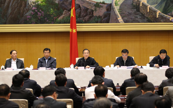 Chinese Premier Wen Jiabao (C) addresses a State Council meeting of conserving energy and cutting emissions in Beijing, China, on May 5, 2010. Wen Jiabao called for more efforts to cut emissions and conserve energy to meet the country's target set by the 11th Five-Year Plan on Wednesday. [Xinhua] 