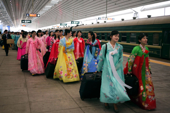 The troupe of the Democratic People's Republic of Korea arrives in Dandong of northeast China on May 2, 2010.