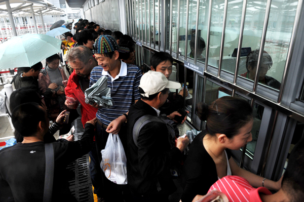 Tourists line up outside a ticket office of the World Expo Park in Shanghai, east China, on May 5, 2010. 