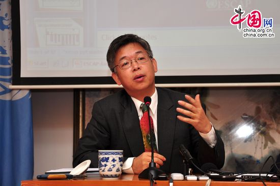 Huang Yiping, a professor at Peking University speaks at the meeting. [Maverick Chen / China.org.cn]