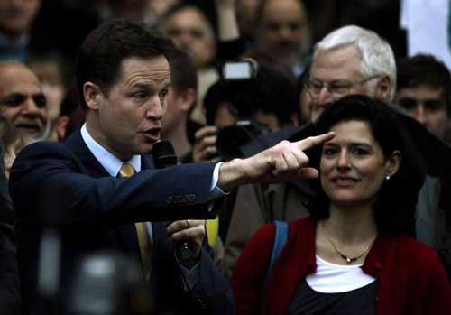 Britain&apos;s Liberal Democrat party leader Nick Clegg (L) stands with his wife Miriam Gonzalez Durantez (R) as he addresses a general election campaign rally in Sheffield, northern England, May 5, 2010. [China Daily via Agencies]