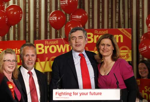 Britain&apos;s Prime Minister Gordon Brown (C) is joined by his wife Sarah after he gave his final campaign speech to Labour Party supporters in Dumfries, Scotland May 5, 2010. The voting of the British general elections will start at 7 am local time on Thursday. [China Daily via Agencies]