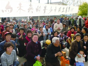 More than 200 villagers from Bieqiao town in Changzhou, Jiangsu province, stage a demonstration at the entrance to an industrial park.[China Daily]