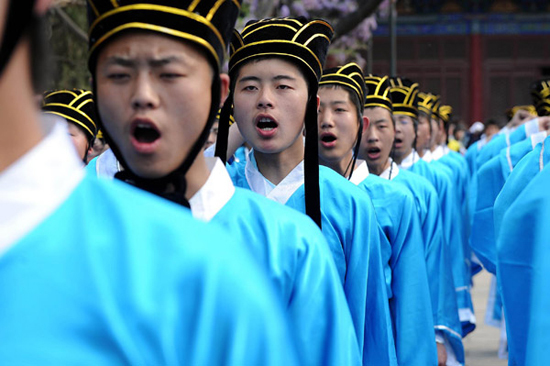 18-year-old students in Taiyuan, Shanxi province take an oath at the coming-of-age ceremony on May 4, 2010. Over 100 students, clad in traditional Han clothes, pay their respects to Confucius at the Shanxi Folk Custom Museum and bowed to their parents, to acknowledge they are adults. [Photo/Xinhua]