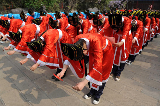 Students bow to their parents and guests at the ceremony. 18-year-old students in Taiyuan, Shanxi province take an oath at the coming-of-age ceremony on May 4, 2010. Over 100 students, clad in traditional Han clothes, pay their respects to Confucius at the Shanxi Folk Custom Museum and bowed to their parents, to acknowledge they are adults. [Photo/Xinhua] [Photo/Xinhua]