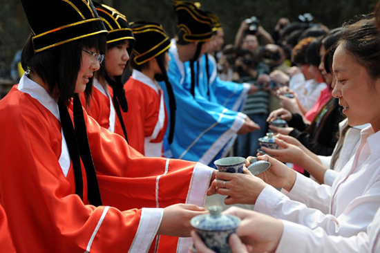 Students serve their parents tea at the ceremony. 18-year-old students in Taiyuan, Shanxi province take an oath at the coming-of-age ceremony on May 4, 2010. Over 100 students, clad in traditional Han clothes, pay their respects to Confucius at the Shanxi Folk Custom Museum and bowed to their parents, to acknowledge they are adults. [Photo/Xinhua] 