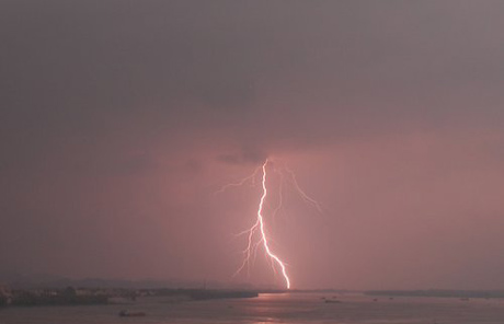 Lightning illuminates the sky during a thunderstorm in Qingyuan, South China's Guangdong province, May 6, 2010. [Photo/CFP]