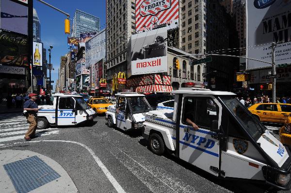 Police give all-clear to pedestrians and traffic on Times Square as the suspicious package was proved not a threat in New York, the United States, May 7, 2010. The New York Police Department said the suspicious package that forced evacuation at the heart of Times Square at lunchtime was examined by the Bomb Squad and determined to be just a lunch cooler and safe. 