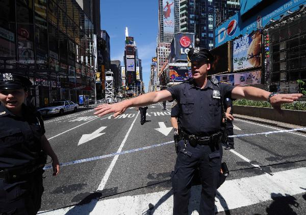 Police give all-clear to pedestrians and traffic on Times Square as the suspicious package was proved not a threat in New York, the United States, May 7, 2010. The New York Police Department said the suspicious package that forced evacuation at the heart of Times Square at lunchtime was examined by the Bomb Squad and determined to be just a lunch cooler and safe.