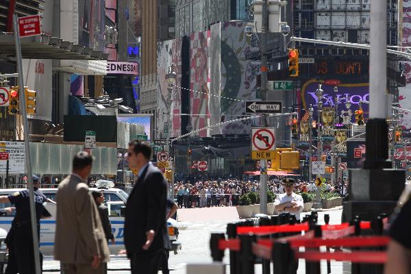 Police stand guard on Times Square when a suspicious package was found here in New York, the United States, May 7, 2010. The New York Police Department said the suspicious package that forced evacuation at the heart of Times Square at lunchtime was examined by the Bomb Squad and determined to be just a lunch cooler and safe.