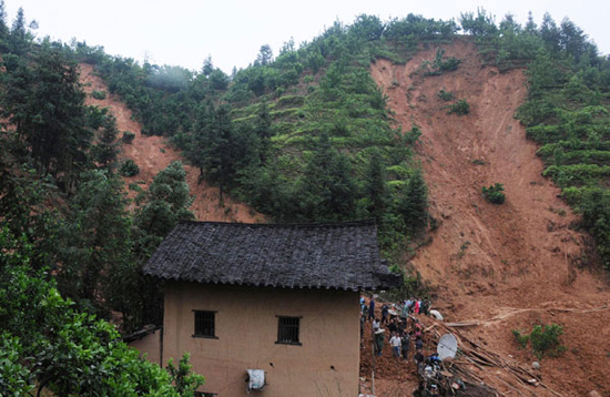 Photo taken on May 7, 2010 shows the scene of landslide in Tianxin Village, Egong Town of Dingnan County in east China's Jiangxi Province. Seven people were dead and five were missing after floods and landslides wreaked havoc in Jiangxi over the past two days. [Xinhua photo]