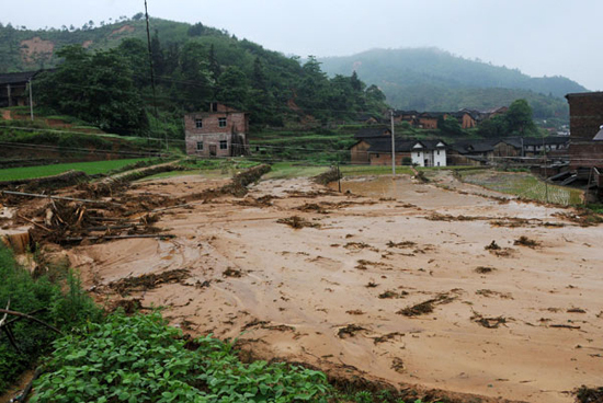 Photo taken on May 7, 2010 shows the farmland ruined by flood in Tianxin Village, Egong Town of Dingnan County in east China's Jiangxi Province. Seven people were dead and five were missing after floods and landslides wreaked havoc in Jiangxi over the past two days. [Xinhua photo]
