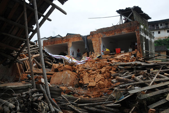 Photo taken on May 7, 2010 shows the collapsed houses in Xincun Village, Egong Town of Dingnan County in east China&apos;s Jiangxi Province. Seven people were dead and five were missing after floods and landslides wreaked havoc in Jiangxi over the past two days. [Xinhua photo]