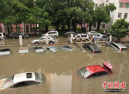 A flooding area in Guangzhou, Guangdong Province, on May 7, 2010. The death toll from fierce storms and torrential rains that ravaged southern China this week has risen to 65 with tens of thousands left homeless, authorities said Friday.