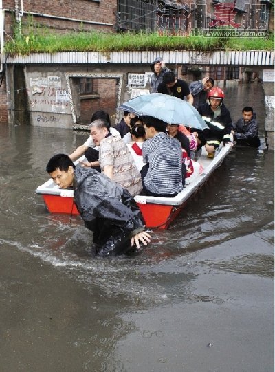 Rainstorms hit Xinhua County, Hunan Province, on May 6, 2010. The death toll from fierce storms and torrential rains that ravaged southern China this week has risen to 65 with tens of thousands left homeless, authorities said on May 9. 