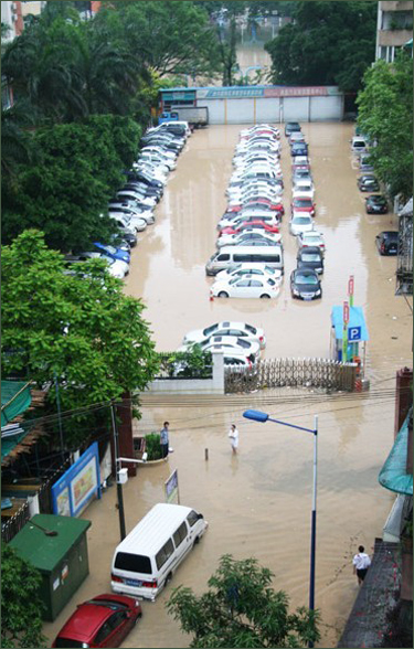 A flooding area in Guangzhou, Guangdong Province, on May 7, 2010. The death toll from fierce storms and torrential rains that ravaged southern China this week has risen to 65 with tens of thousands left homeless, authorities said on May 9.