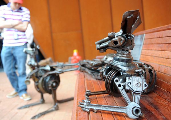 A visitor looks at a kangaroo sculpture made of recycled steel and iron near the Australia Pavilion at the World Expo Park in Shanghai, east China, May 8, 2010. [Xu Jiajun/Xinhua]