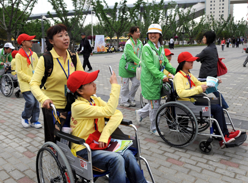 Disabled children from a primary school of southwest China's Dujiangyan city, Sichuan province, visit the World Expo Site in Shanghai, May 8, 2010. [Xinhua]