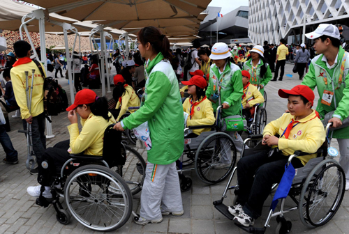 Disabled children from a primary school of southwest China's Dujiangyan city, Sichuan province, visit the World Expo Site in Shanghai, May 8, 2010. [Xinhua]