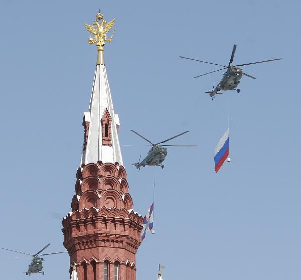 Military aircrafts fly above during a military parade marking the 65th anniversary of the victory over Nazi Germany in the Great Patriotic War, at the Red Square in Moscow May 9, 2010. [Lu Jinbo/Xinhua]