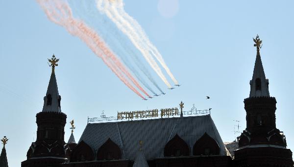 Military aircrafts fly above during a military parade marking the 65th anniversary of the victory over Nazi Germany in the Great Patriotic War, at the Red Square in Moscow May 9, 2010. [Gao Fan/Xinhua]