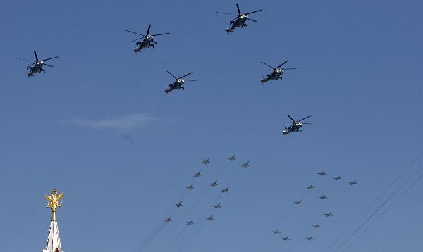 Military aircrafts fly above during a military parade marking the 65th anniversary of the victory over Nazi Germany in the Great Patriotic War, at the Red Square in Moscow May 9, 2010. [Lu Jinbo/Xinhua]