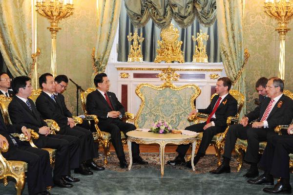 Chinese President Hu Jintao (5th L) and Russian President Dmitry Medvedev (3rd R) meet in Moscow May 9, 2010. [Rao Aimin/Xinhua]