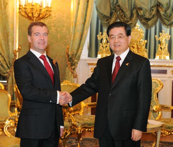 Chinese President Hu Jintao (R) and Russian President Dmitry Medvedev meet in Moscow May 9, 2010. [Rao Aimin/Xinhua] 