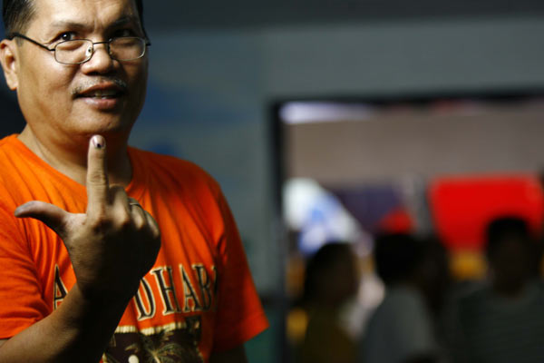 A voter shows his finger with ink after voting at a polling station in Tarlac province, in northern Philippines May 10, 2010. The Philippine general election voting for the president, parliament and local leaders began at 36,679 polling stations all over the country at 7 a.m. Monday. More than 50 million Filipinos have been registered as voters this year, of whom, 85 percent said they would vote, according to the Election Commission (Comelec). [Xinhua]