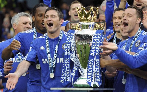 Chelsea soccer players Frank Lampard (L) and John Terry celebrate after winning the English Premier League at Stamford Bridge in London May 9, 2010. Chelsea defeated Wigan Athletic 8-0 in the last match of the season. (Xinhua/Reuters Photo)