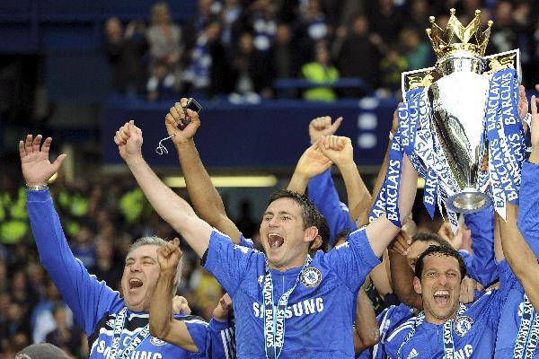 Chelsea soccer players celebrate after winning the English Premier League at Stamford Bridge in London May 9, 2010. Chelsea defeated Wigan Athletic 8-0 in the last match of the season. (Xinhua/Reuters Photo)