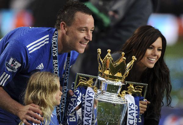 Chelsea's John Terry celebrates with his family after winning the English Premier League at Stamford Bridge in London May 9, 2010. Chelsea defeated Wigan Athletic 8-0 in the last match of the season. (Xinhua/Reuters Photo)