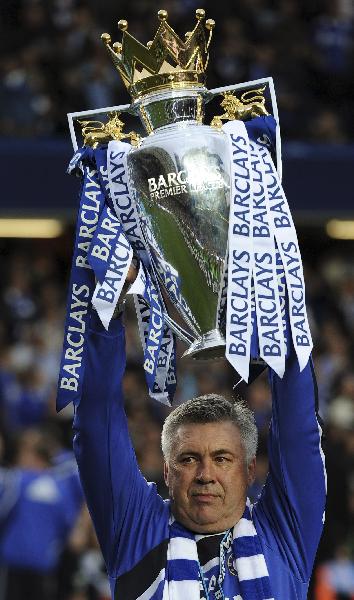 Chelsea's soccer coach Carlo Ancelotti celebrates with trophy after winning the English Premier League at Stamford Bridge in London May 9, 2010. Chelsea defeated Wigan Athletic 8-0 in the last match of the season. (Xinhua/Reuters Photo)