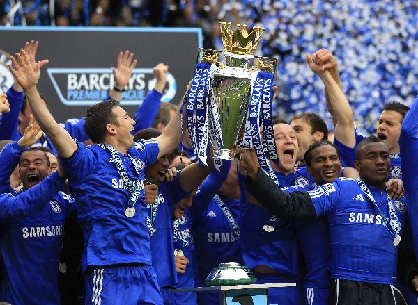 Chelsea's John Terry (3rd R) and Frank Lampard (2nd L) lift the English Premier League soccer trophy after their match against Wigan Athletic at Stamford Bridge in London, May 9, 2010. (Xinhua/Reuters Photo)