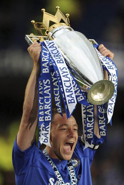 Chelsea's John Terry celebrates after winning the English Premier League at Stamford Bridge in London May 9, 2010. Chelsea defeated Wigan Athletic 8-0 in the last match of the season. (Xinhua/Reuters Photo)