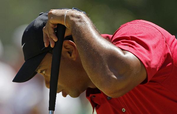 Tiger Woods of the U.S. lines up a putt on the fifth hole during final round play of the Tournament Players Championship PGA golf tournament at TPC Sawgrass in Ponte Vedra Beach, Florida May 9, 2010. Woods's woes continued on Sunday when a painful neck forced him to withdraw from the Players Championship after six holes of his final round. (Xinhua/Reuters Photo)