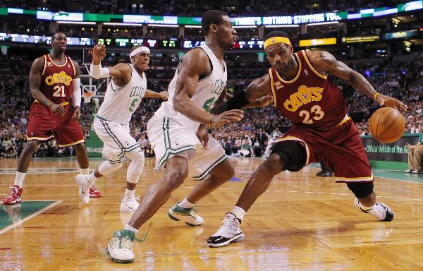 Cleveland Cavaliers' LeBron James (R) is guarded by Boston Celtics' Tony Allen as Boston Celtics' Rajon Rondo and Cleveland Cavaliers' J.J. Hickson (L) follow the play during the first quarter in Game 4 of their NBA Eastern Conference playoff basketball series in Boston, May 9, 2010. (Xinhua/Reuters Photo)