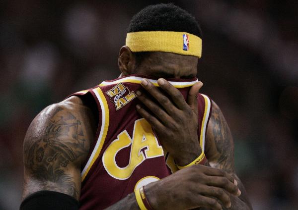 Cleveland Cavaliers' LeBron James wipes his face during the Cavaliers loss to the Boston Celtics in Game 4 of their NBA Eastern Conference playoff basketball series in Boston, May 9, 2010. (Xinhua/Reuters Photo)