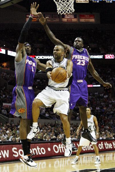 San Antonio Spurs guard Tony Parker (C) drives on Phoenix Suns forward Amare Stoudemire (L) and guard Jason Richardson in the first half of Game 4 of their NBA Western Conference semi-final playoff series in San Antonio, Texas May 9, 2010. (Xinhua/Reuters Photo)