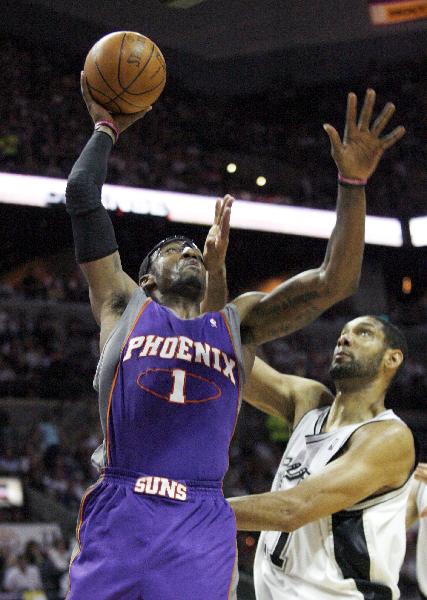 Phoenix Suns forward Amare Stoudemire (L) shoots against San Antonio Spurs forward Tim Duncan in the second half of Game 4 of their NBA Western Conference semi-final playoff series in San Antonio, Texas May 9, 2010. (Xinhua/Reuters Photo)